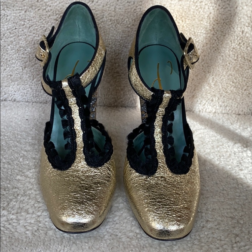 “NEW” Paola D'arcano Pelle Crack Gold Pump Size 40